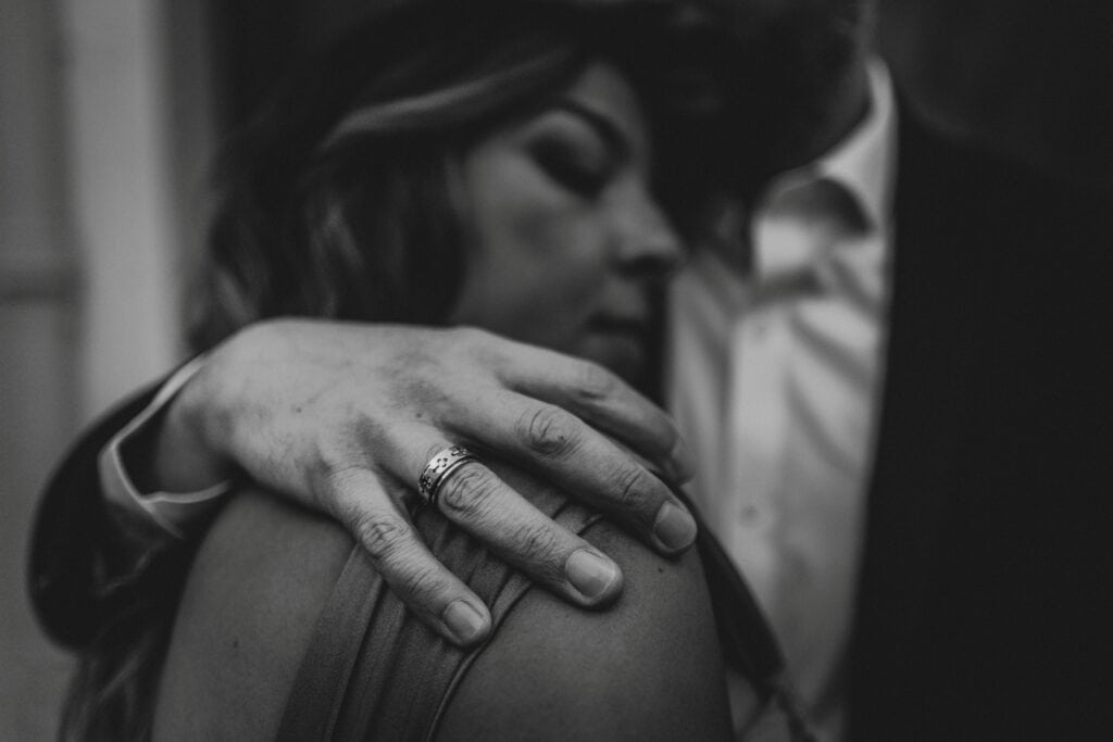 Novios en sesión preboda abrazados